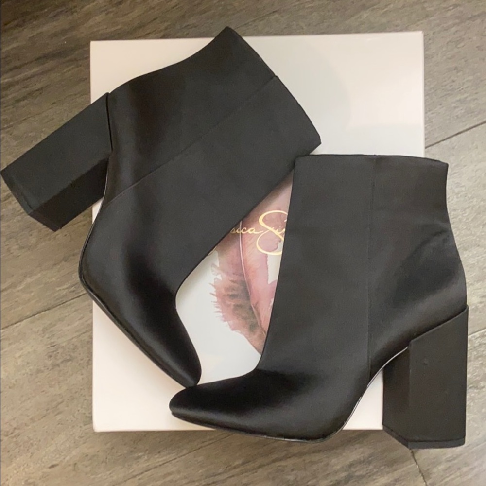 NWT Jessica Simpson Women Windee Satin Ankle Boots